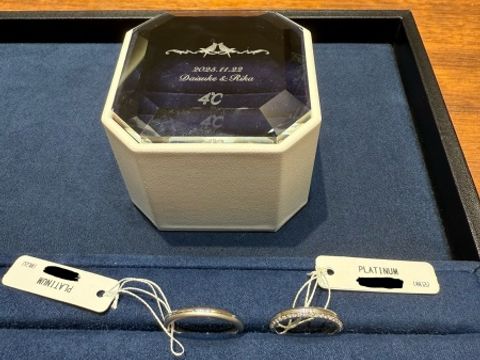 【4℃ BRIDAL(ヨンドシーブライダル)の口コミ】 向かい合った相手から見るとシンプルですが、自分たちの方から見るとダイ…