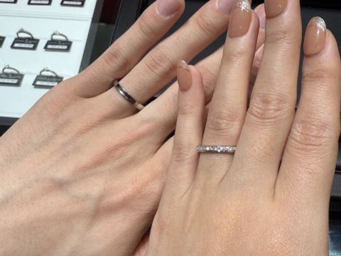 【ラザール ダイヤモンド(LAZARE DIAMOND)の口コミ】 ペア感があってストレートの指輪、キラキラ感があるものを探していたので…