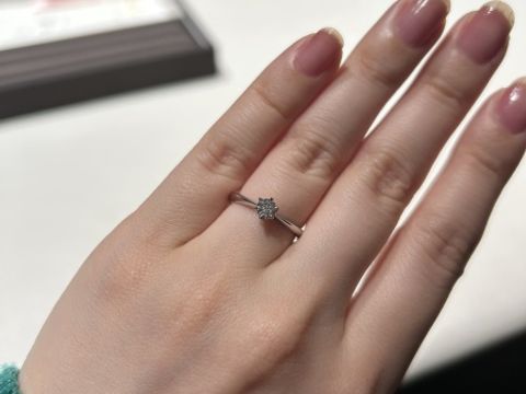 【アイプリモ(I-PRIMO)の口コミ】 シンプルな結婚指輪にしたかったので、婚約指輪もテイストを合わせてシン…