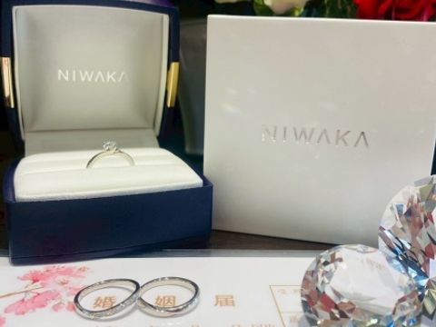 【俄(にわか)の口コミ】 ストレートではなくゆるやかなV字のデザインが、指を細く見せてくれます。…