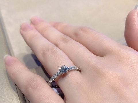 【ANTWERP BRILLIANT(アントワープブリリアント)の口コミ】 とてもキラキラしていてかわいいです。
年齢的にラウンドカットではかわい…