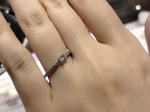 【AHKAH(アーカー)の口コミ】 日常でも外出時に重ね付けをしたいと思っていたので、センターダイヤがあ…