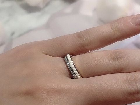 【ブシュロン(BOUCHERON)の口コミ】 以前よりとても気になっていた指輪でした。
実際に手に取ってみると重みも…