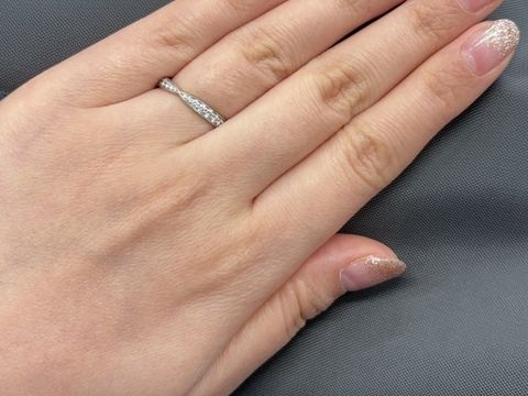 【ティファニー(Tiffany & Co.)の口コミ】 ハーモニーというデザインで、中央に向かって細くなるデザインがとても素…