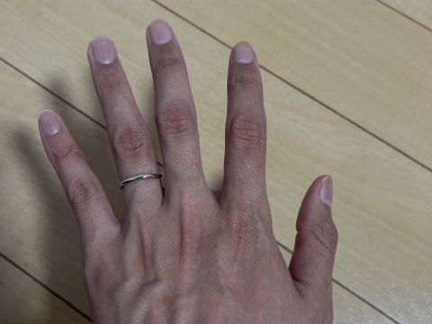 【アイプリモ(I-PRIMO)の口コミ】 指輪のデザインはシンプルでしたがシンプルさの中に少しv字になっており見…