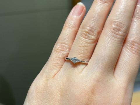 【Something Blue(サムシングブルー)の口コミ】 ダイヤモンドが中心で一つ輝いていて、高級感がありました。エッジが細く…