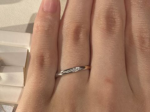 【俄(にわか)の口コミ】 指輪にひねりが入っているので、一見シンプルに見えますが、個性的で可愛…