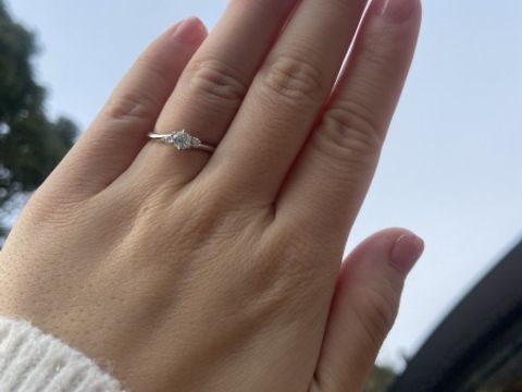 【銀座ダイヤモンドシライシの口コミ】 軽くウェーブしているデザインで海の波をイメージしました。横から見ると…