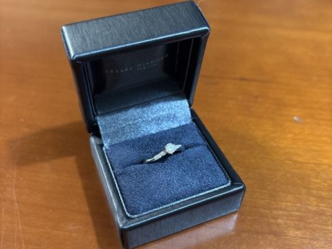 【ラザール ダイヤモンド(LAZARE DIAMOND)の口コミ】 ウェーブ型なので、指が長くキレイに見えることが良いポイントです。角が…