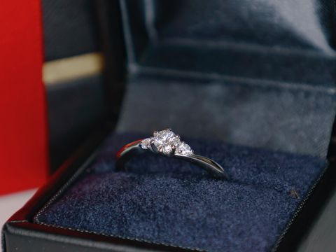 【ラザール ダイヤモンド(LAZARE DIAMOND)の口コミ】 デザインが可愛らしく、サイドのダイヤモンドも合わせてきらきら輝くとこ…