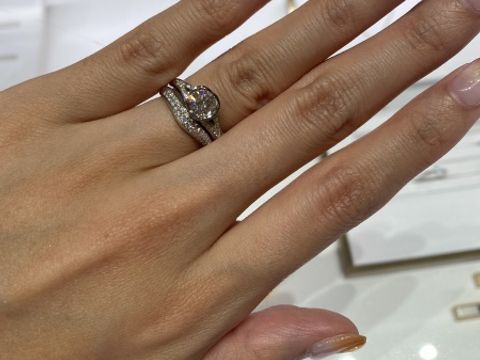 【ブルガリ(BVLGARI)の口コミ】 婚約指輪をブルガリで購入したため、セットでつけれるデザインを選びまし…