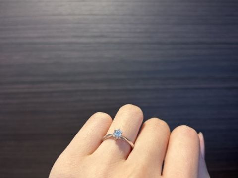 【銀座ダイヤモンドシライシの口コミ】 結婚指輪との重ね付けを考えて、シンプルなデザインを希望していました。…