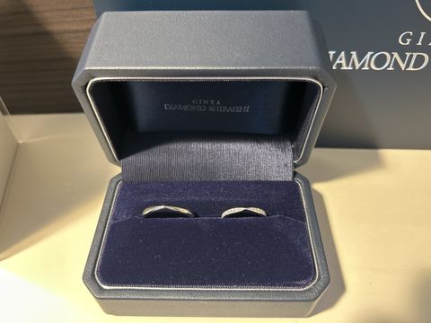 【銀座ダイヤモンドシライシの口コミ】 中央が細くなっているデザインが指輪長く綺麗に見せてくれます。細身のデ…