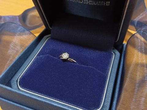 【銀座ダイヤモンドシライシの口コミ】 細身でシンプルでありながら、ダイヤモンドがよく輝きます。
童話をモチー…