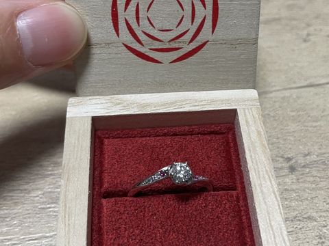 【出雲結(いずもゆい)の口コミ】 風結はダイヤの両サイドが捻ってあるデザインで、シンプルだけどオシャレ…