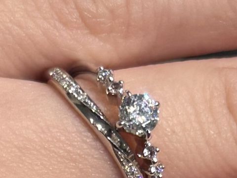 【アイプリモ(I-PRIMO)の口コミ】 可愛らしい雰囲気が好きなので、サイドメレの指輪を探していました。ピン…