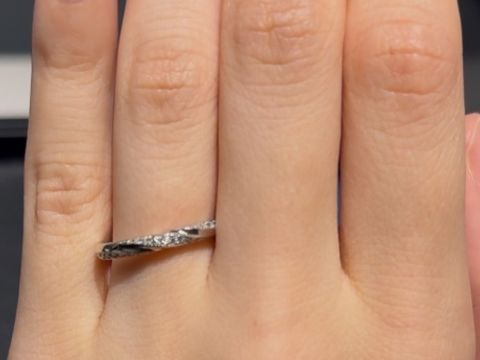 【エクセルコダイヤモンド(EXELCO DIAMOND)の口コミ】 ダイヤモンドがたくさん入っており、とっても綺麗です。捻れるように指輪…