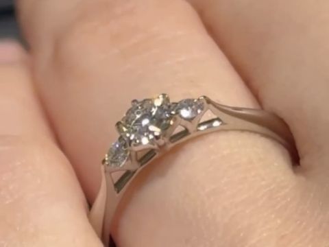 【ラザール ダイヤモンド(LAZARE DIAMOND)の口コミ】 この指輪が他の指輪と違うところは、側面から見たところです。お花の花び…