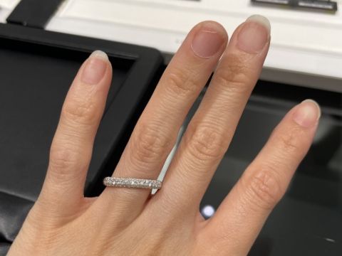 【ラザール ダイヤモンド(LAZARE DIAMOND)の口コミ】 ダイヤモンドが小さめに隙間無く敷き詰められていて、キラキラとした細か…