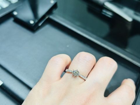 【ラザール ダイヤモンド(LAZARE DIAMOND)の口コミ】 デザインが華やかで魅力でした。中央の大きなダイアだけでなく、リング本…