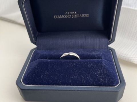 【銀座ダイヤモンドシライシの口コミ】 指を通した時の滑らかさと付け心地がとても良い指輪です。他店舗の指輪も…