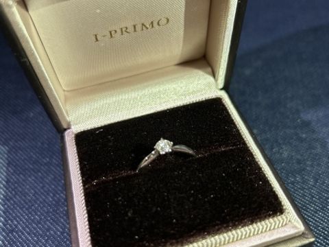 【アイプリモ(I-PRIMO)の口コミ】 アリオフというデザインの婚約指輪。シンプルだが小指側にややウェーブの…