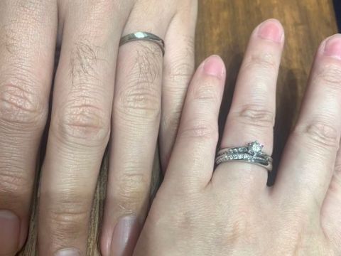【4℃ BRIDAL(ヨンドシーブライダル)の口コミ】 プロポーズされた次の日に指輪を見に行きました。スタッフの方に現在のニ…