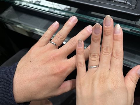 【銀座ダイヤモンドシライシの口コミ】 シンプルなデザインの種類が多く様々な選択肢から試着をしました。彼とそ…