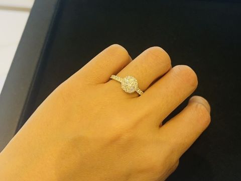 【グラフ(GRAFF)の口コミ】 真っ白なダイヤモンドと大ぶりなデザインが印象的でした。ここまで真っ白…