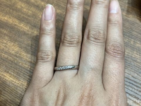 【4℃ BRIDAL(ヨンドシーブライダル)の口コミ】 婚約指輪と重ね付けができるタイプの指輪を探していました！結婚指輪も広…