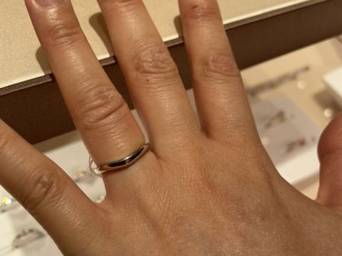 【ブルガリ(BVLGARI)の口コミ】 V字のデザインがアクセントになっています。ダイヤモンドがついていないで…