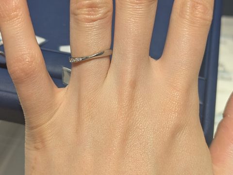 【銀座ダイヤモンドシライシの口コミ】 真ん中にダイヤモンドがあり目立つタイプではなく、サイドにダイヤモンド…