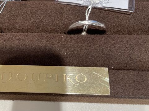 【towa et toi(トワエトワ)の口コミ】 斜めデザインの指輪で、プラチナです。装着すると遠目から見るとシンプル…