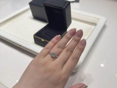 【グラフ(GRAFF)の口コミ】 ボリュームがあるので、遠目に見てもキラキラです。オーバルリングはアー…