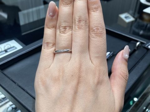【ラザール ダイヤモンド(LAZARE DIAMOND)の口コミ】 ダイヤがキラキラしており、とてもかわいいデザインです。幅は2.5ミリある…