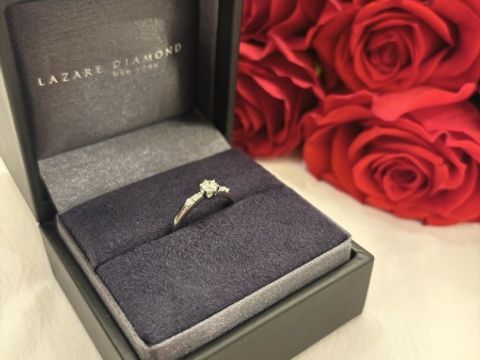 【ラザール ダイヤモンド(LAZARE DIAMOND)の口コミ】 大きさの違うダイヤモンドが３つ付いたデザインでかわいかったです。それ…