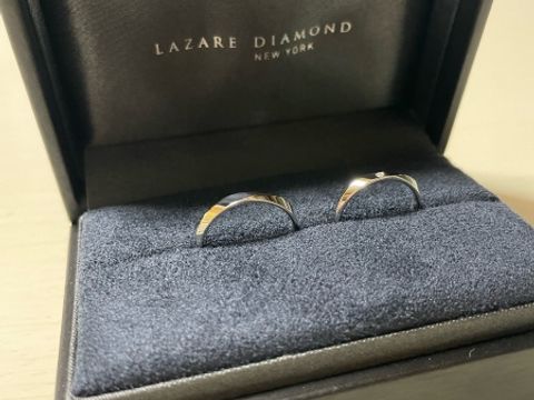 【ラザール ダイヤモンド(LAZARE DIAMOND)の口コミ】 形は直線的ですが、捻ってあるようなデザインに惹かれました。普段からつ…