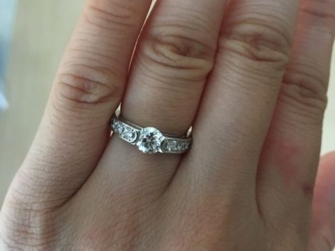 【ラザール ダイヤモンド(LAZARE DIAMOND)の口コミ】 せっかく頂く一生に一度の婚約指輪なので、ダイヤモンドがしっかり輝く物…