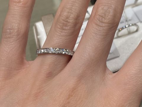 【アイプリモ(I-PRIMO)の口コミ】 キラキラとダイヤモンドが輝くエタニティリングを試着しました。プラチナ…