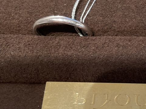 【BIJOUPIKO(ビジュピコ)の口コミ】 シンプルな指輪のデザインですが、近くで見ると斜めにラインが入っており…