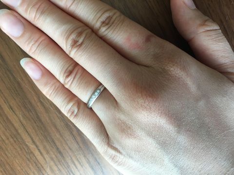 【ラザール ダイヤモンド(LAZARE DIAMOND)の口コミ】 ウェーブタイプのリングと迷いました。ウェーブも指が綺麗に見えて重厚感…