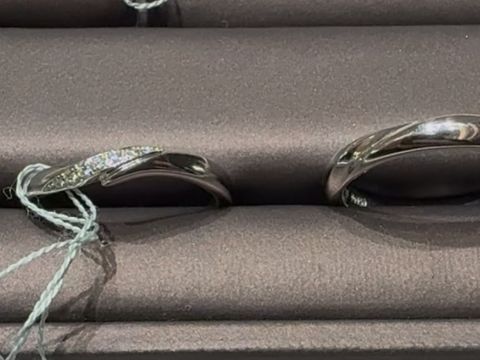 【アイプリモ(I-PRIMO)の口コミ】 I-PRIMOの結婚指輪を試着しました。ウェーブのデザインが指に優しくフィッ…