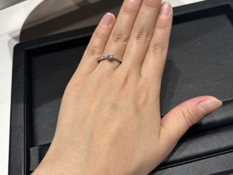 【ラザール ダイヤモンド(LAZARE DIAMOND)の口コミ】 ダイヤモンドの輝きがとにかく綺麗で、ずっと見ていられます。中央のダイ…