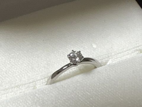 【俄(にわか)の口コミ】 とてもシンプルで、婚約指輪！！という指輪です。ウェーブさと幅の細さが…