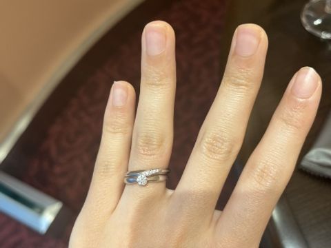 【ケイウノ ブライダル(K.UNO BRIDAL)の口コミ】 真ん中にダイヤモンドが散らばってあるのが華やかでとてもかわいいと思っ…