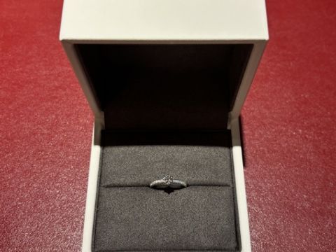 【BIJOUPIKO(ビジュピコ)の口コミ】 メインのダイヤの横に小粒のダイヤがあしらわれているデザインで、シンプ…