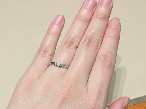 【ティファニー(Tiffany & Co.)の口コミ】 ウェーブデザインの指輪を3つ試着しました。こちらの3石の指輪はシンプル…