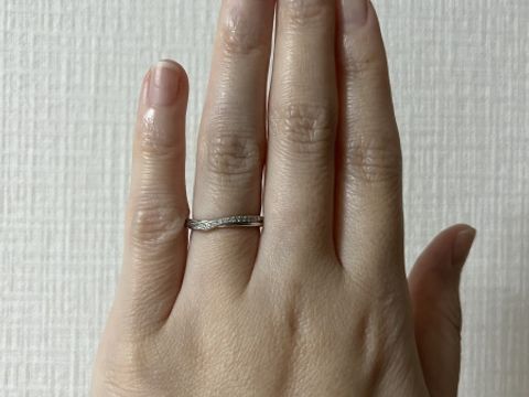 【銀座ダイヤモンドシライシの口コミ】 ウェーブ状に流れるようにダイヤモンドが輝いていて一目惚れしました。ダ…