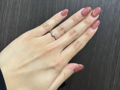 【アイプリモ(I-PRIMO)の口コミ】 シンプルで、カーブがとても穏やかに見せてくれるような指輪で、キッチリ…