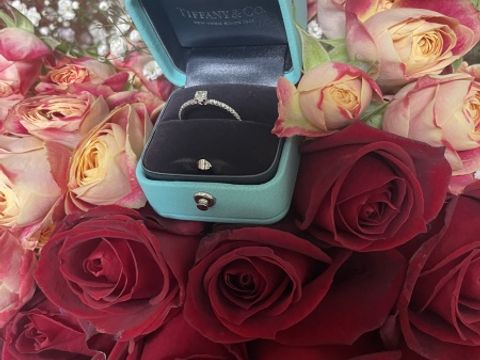 【ティファニー(Tiffany & Co.)の口コミ】 最初は一粒のものを探していたのですが、横もダイヤが付いているものを見…